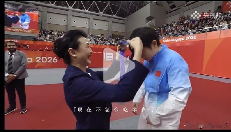 颁奖典礼时，这位颁奖嘉宾跟莎莎说了什么？让莎莎点了点头！我听了好几遍，终于听清