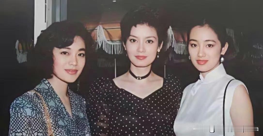 潘虹年轻时那种清冷又高级的美太独特了，不是甜美讨好的类型。她的骨相立体得像雕塑