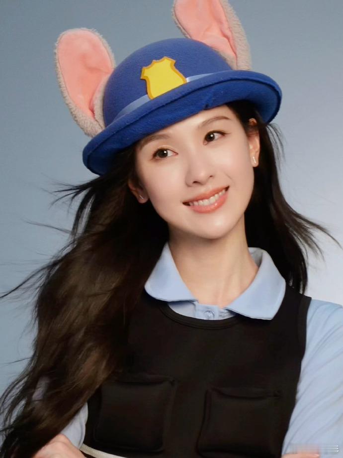 陈都灵兔子警官朱迪陈都灵版朱迪真是好萌好萌呀，我们的兔子警官快点来逮捕我吧！拿着