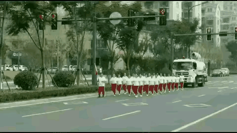 一个字:干得漂亮！清除道路垃圾义不容辞[赞][赞][赞]