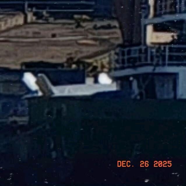 076四川第二款无人上舰攻击-11舰载版（攻击-21）飞翼布局，加装着舰尾