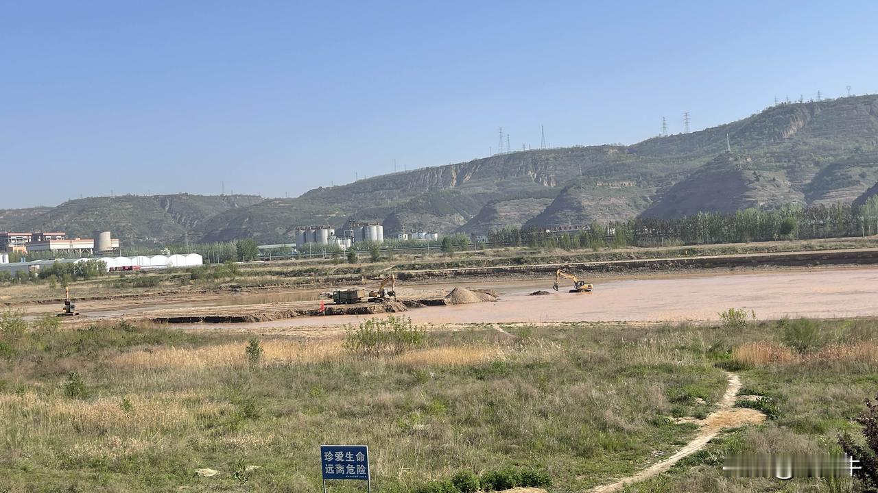 泾河彬州段，现在变得很漂亮！阳春四月，你走在彬州的河堤路上，真是满目春光，景色