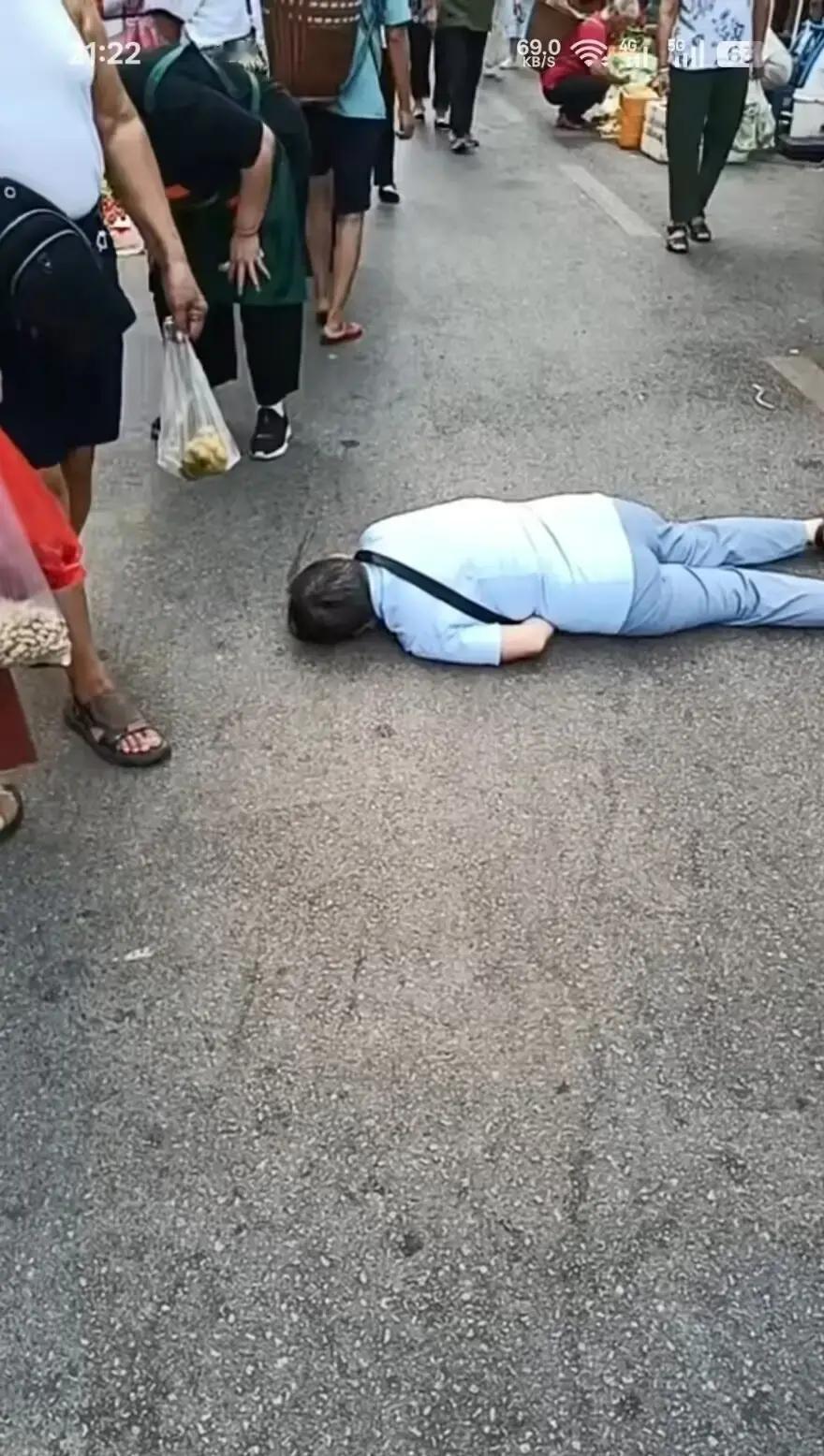 扶不扶已经不用讨论了。湖南这位阿姨的做法就是标准答案——远远地打个120，人不上