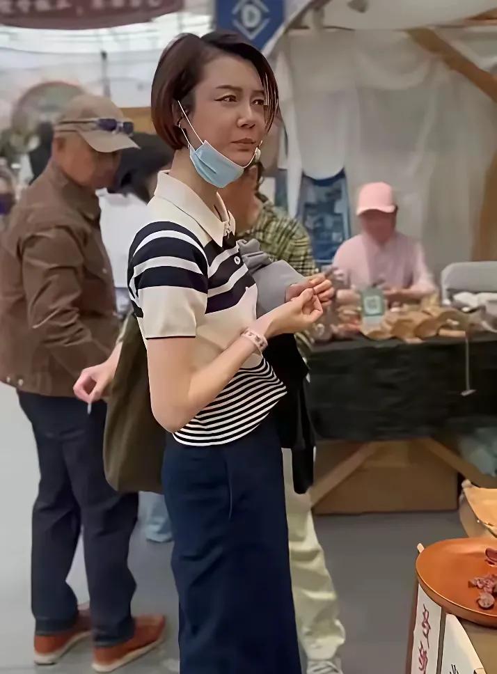 车晓晓日常逛集市，口罩遮面也藏不住好心情~小街都是美食，其实就是这种路边摊的美食