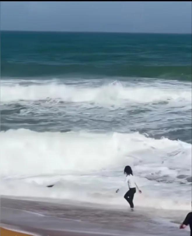 1月30日，海南万宁一长发小哥在海浪中救起被海浪卷走的母女两个，真的为这位不顾个