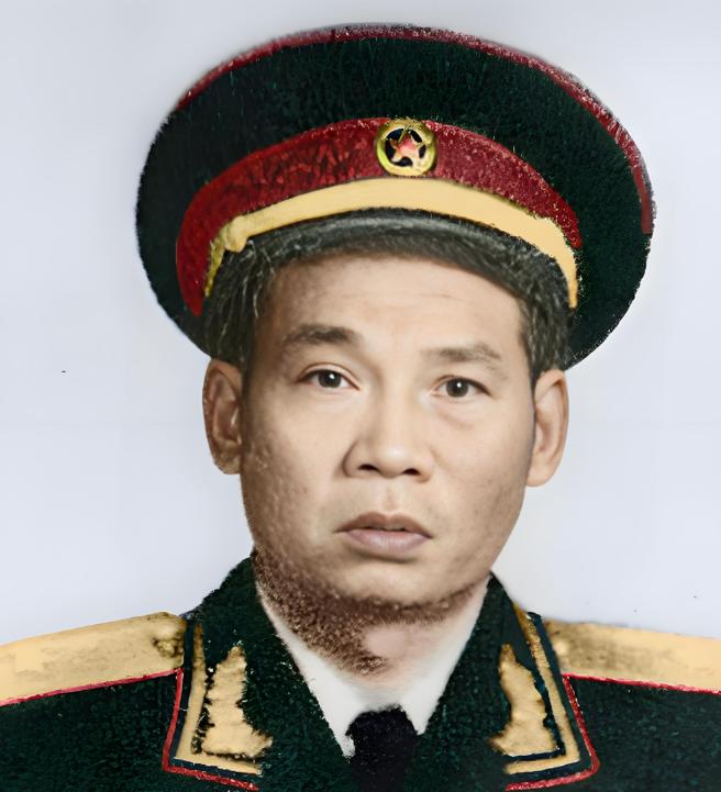 1937年，两个马家军骑兵拦住了一名失散的西路军战士，搜身后要拖他去活埋。一地主