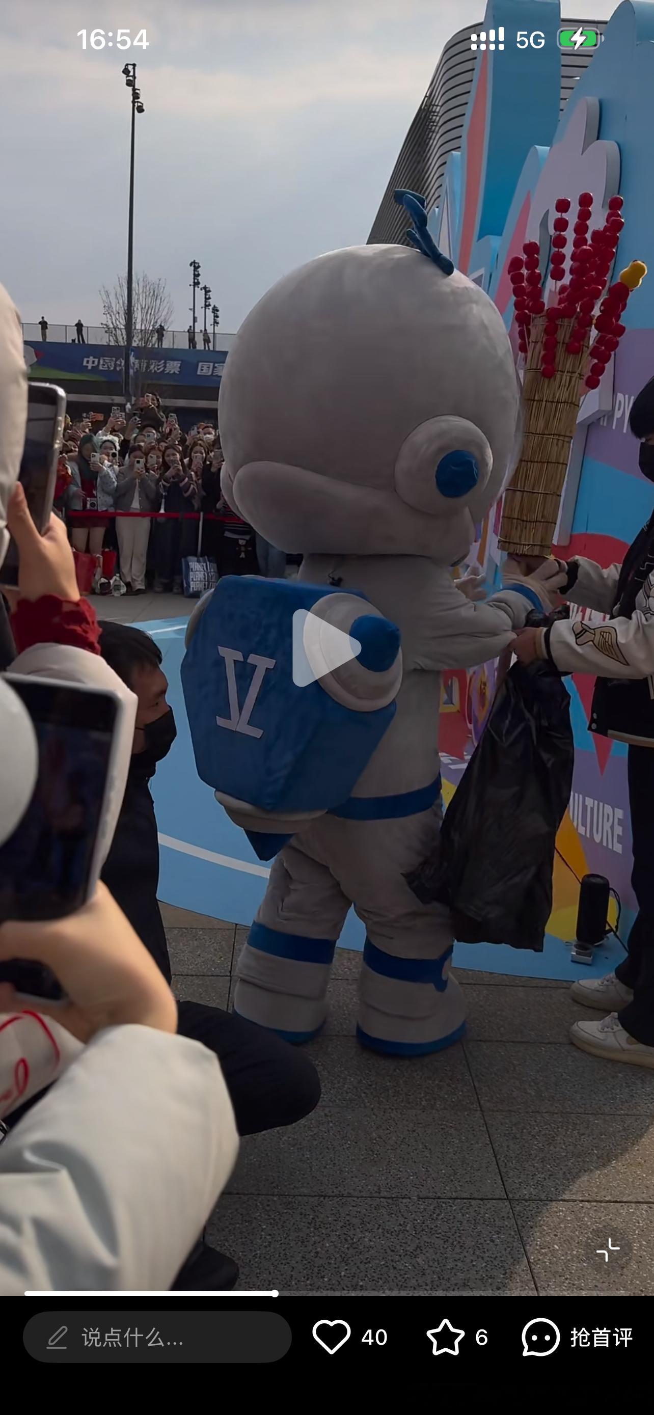 怎么这么拽我们斗斗都拽到我们斗斗的肉了（）