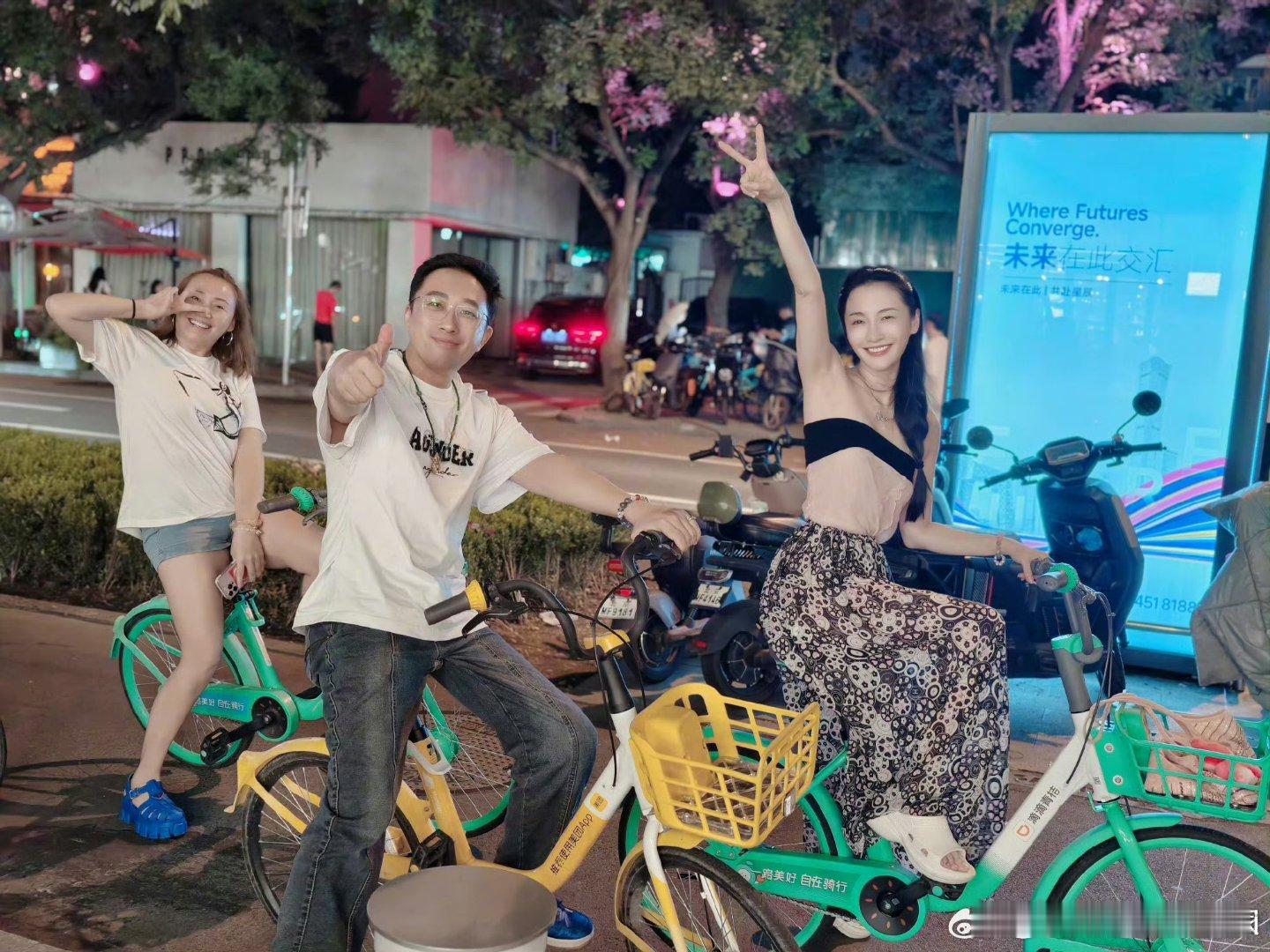 于正看到何晟铭气定神闲后，也悠哉悠哉的去聚餐了[吃瓜]​​​