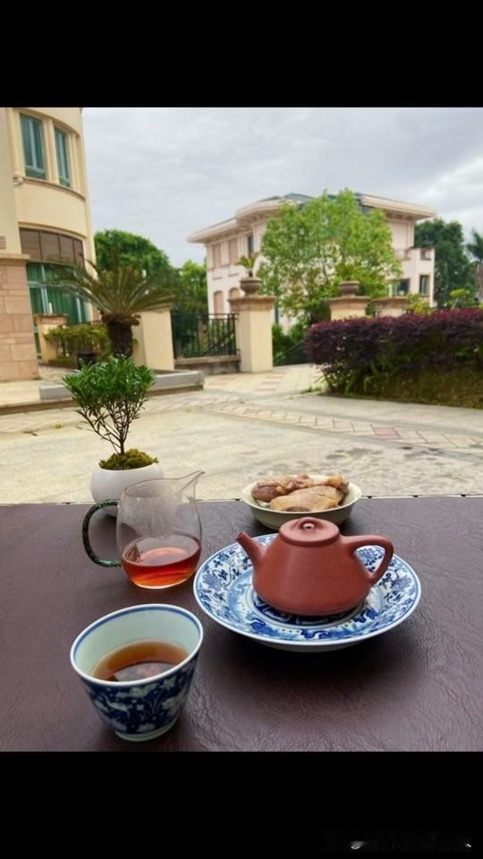 我们部门王姐退休六个月后，觉得无聊，就又返聘上岗了。大家都劝她“好不容易熬到退休