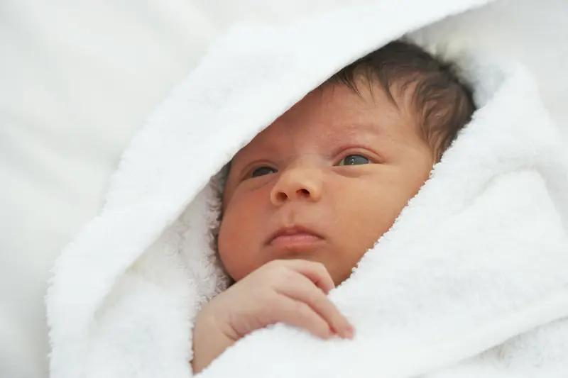 刚出生宝宝闻到妈妈味道后瞬间安静刚出生宝宝闻到妈妈味道后瞬间安静，这事儿真不是