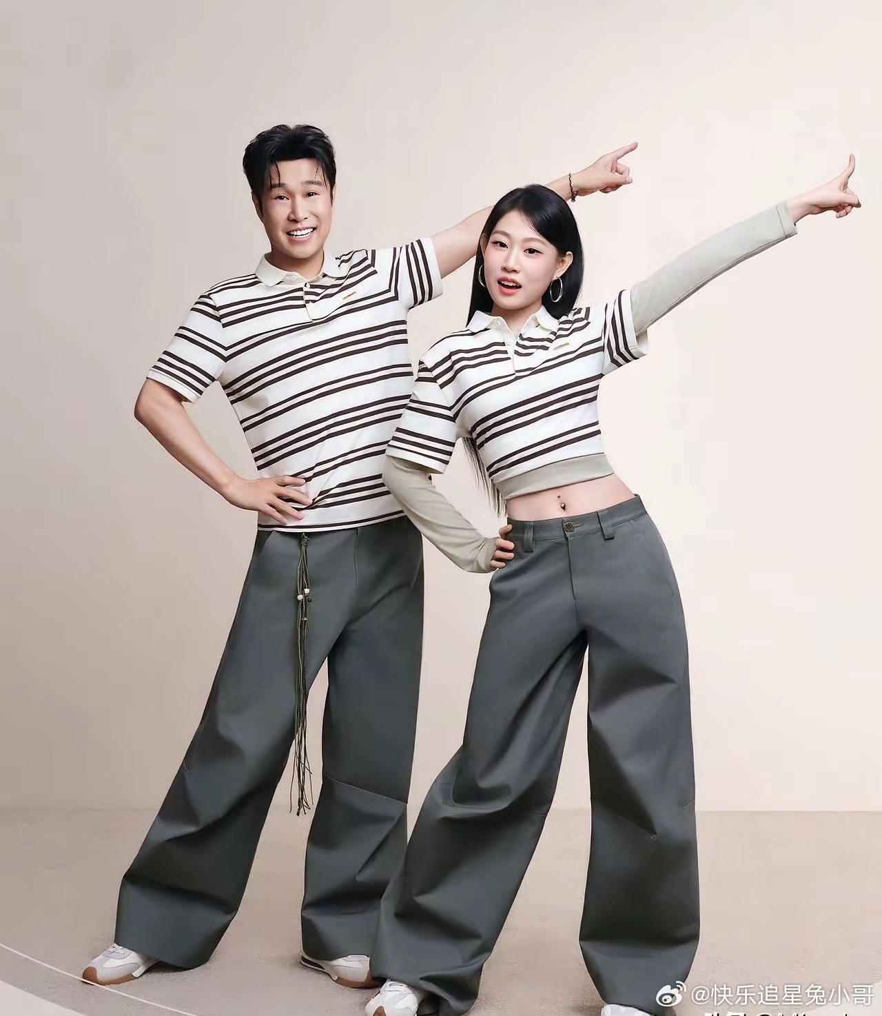 小沈阳和女儿沈佳润拍亲子写真啦，同款条纹穿搭好默契，小姑娘长得亭亭玉立，一晃眼当
