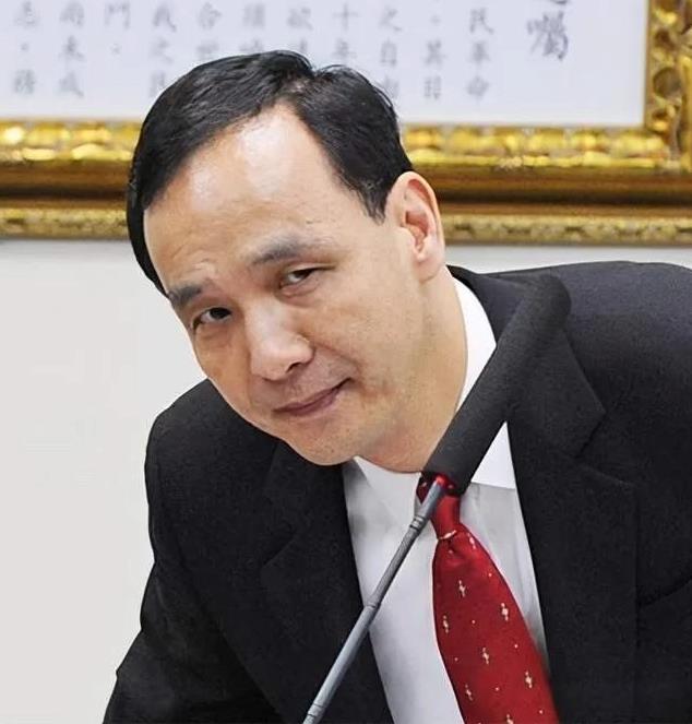 朱立伦好厉害，在交出国民党主席之位前，还临时发给赵少康、罗智强两张“中选会”聘书