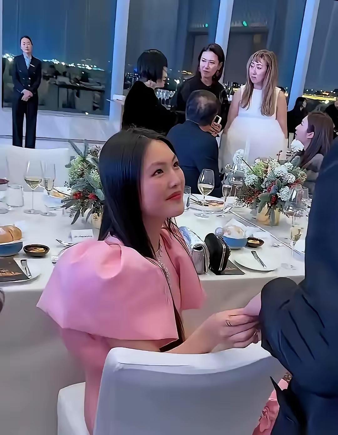 刷到一个王诗龄在哈尔滨饭局上的视频，给我看愣了。一个长辈模样的人走过来跟她说话，