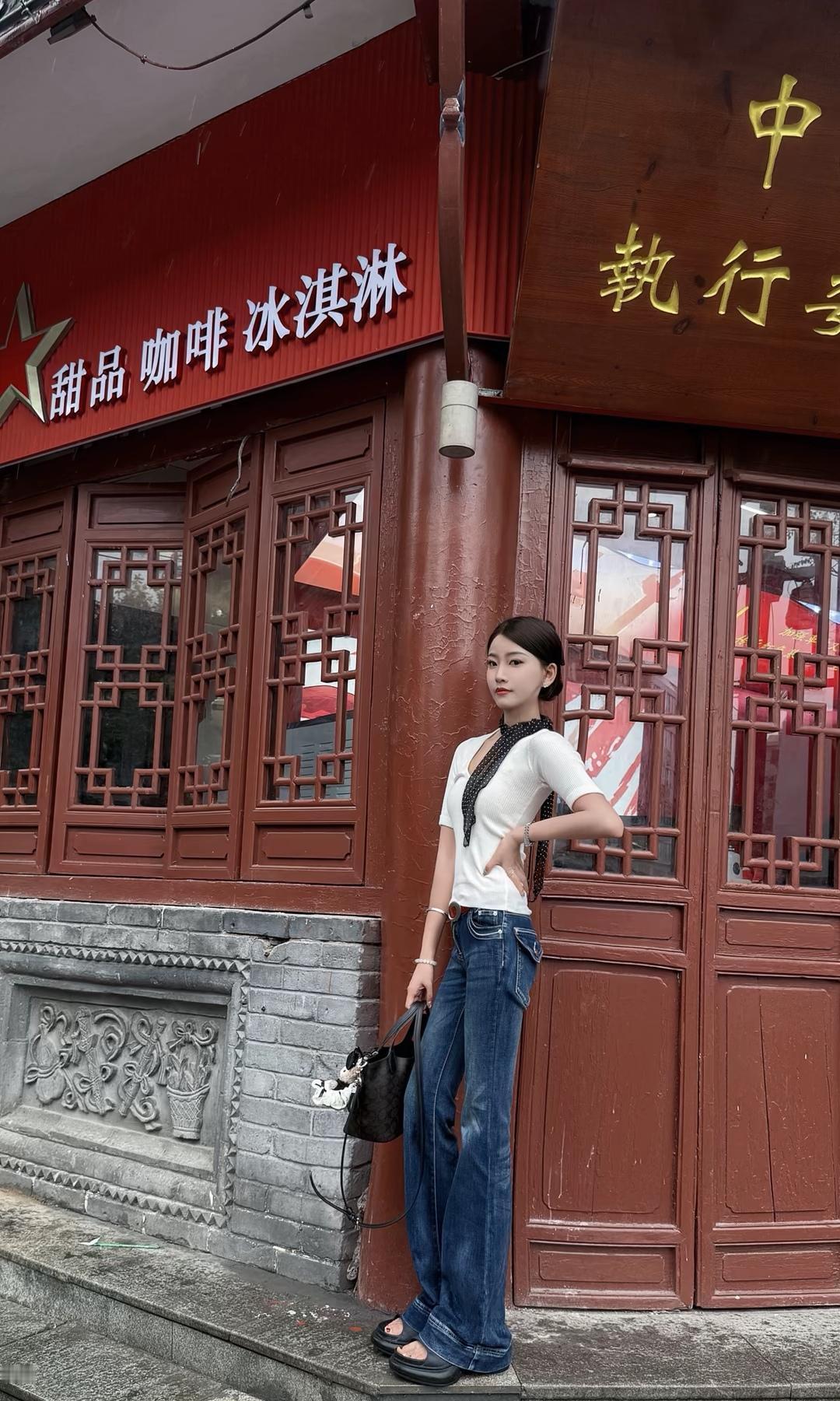 打卡网红甜品店，甜美咖啡冰淇淋等你来尝！