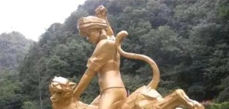 1975年，湖北神农架，几名妇女正在田里干农活的时候，一位妇女突然因为内急跑向了