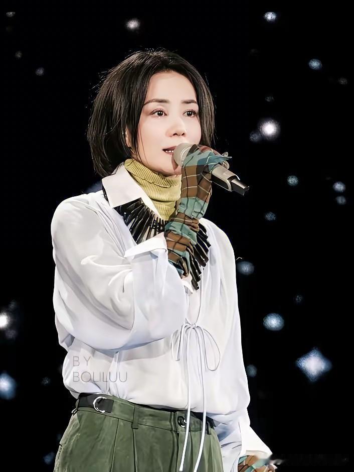 看到王菲2025年的春晚彩排照，我瞬间理解了谢霆锋的不离不弃，李亚鹏说的：我永远