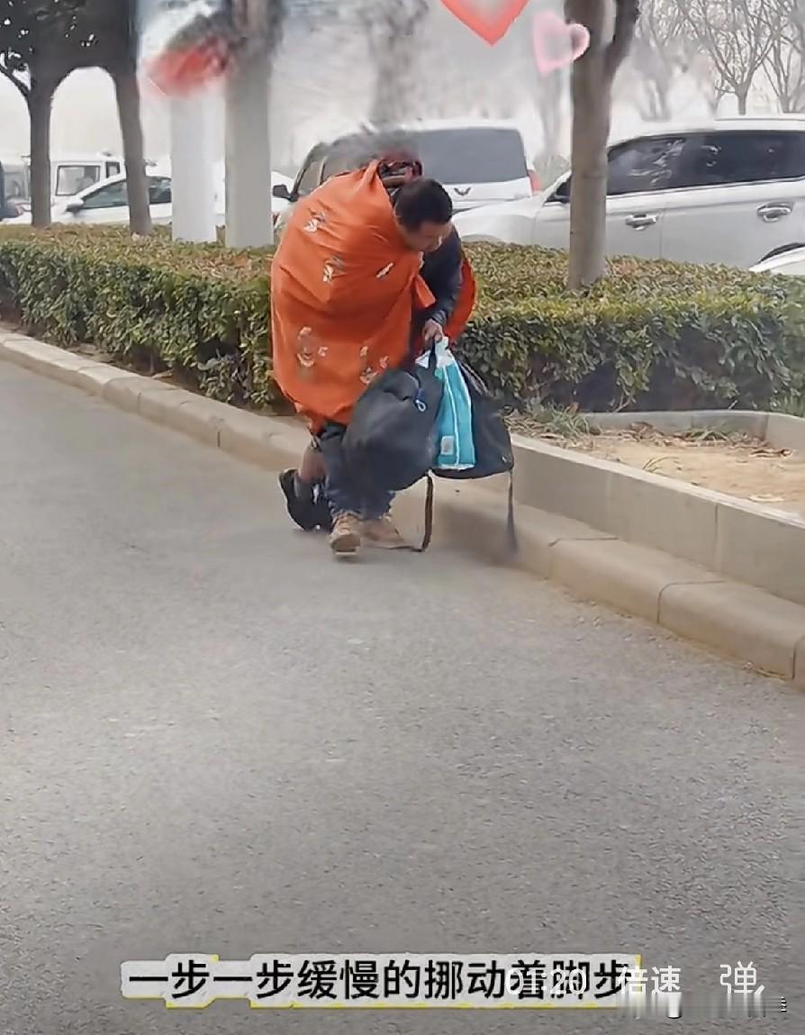 背着瘫痪的母亲走了两个多小时，一步步挪动着脚步向前一点点移动！一位热心男子路