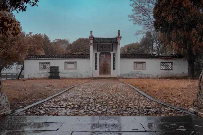 人的一生该怎么活，这真是个千古难题，好多人想半生都没答案。有人追功名利禄，有人爱