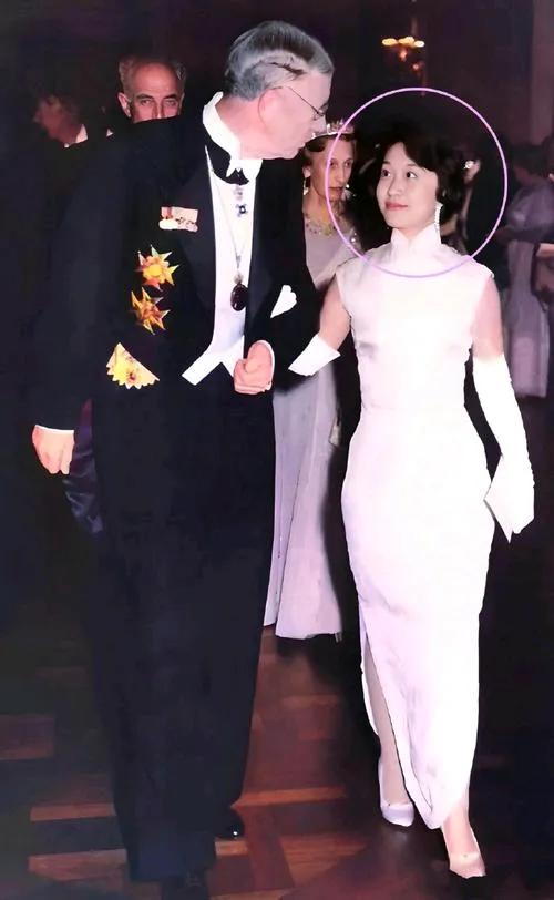 1957年，杨振宁获得诺贝尔物理学奖，颁奖仪式上，杨振宁夫人杜致礼一身白色旗袍亮