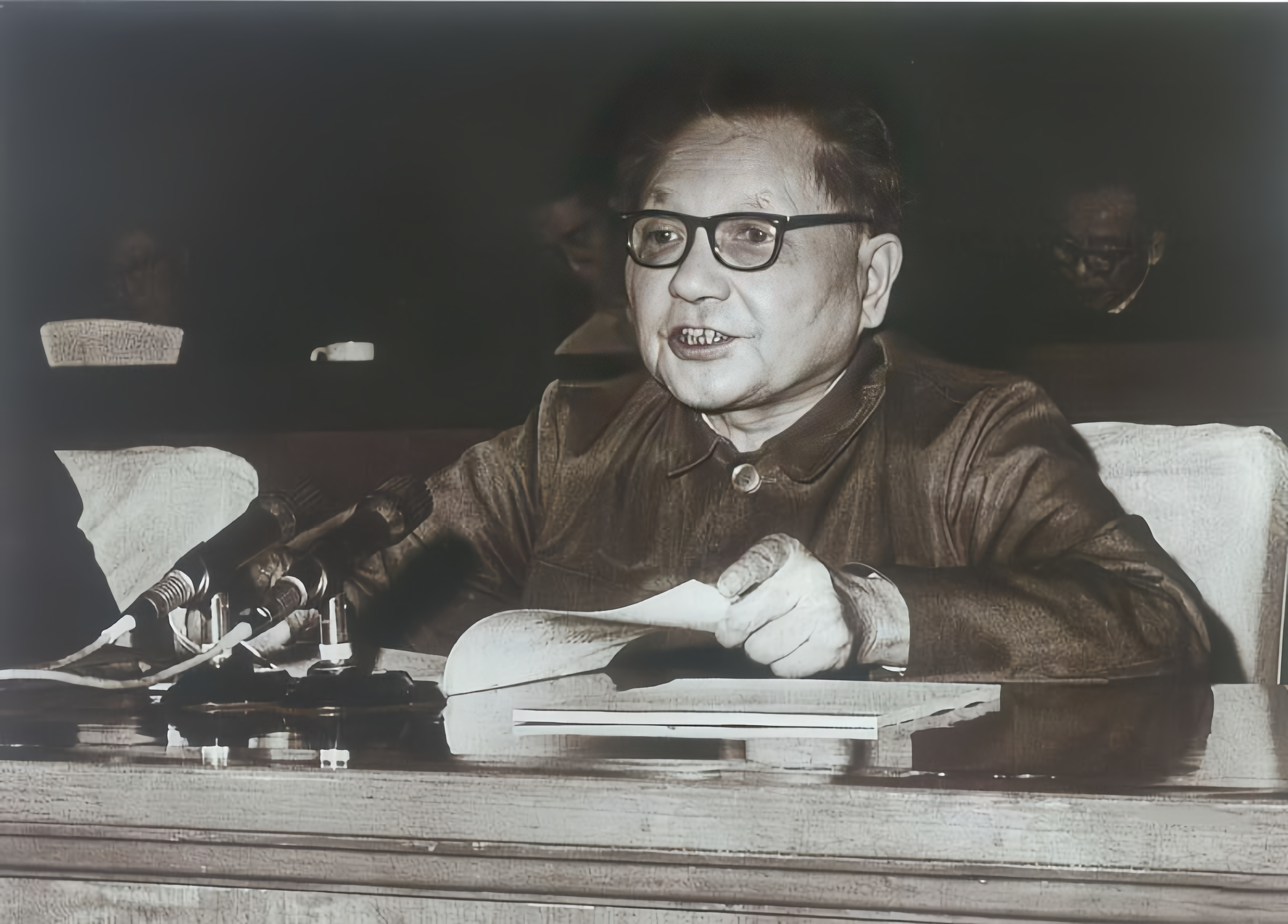 1976年12月14日，中央恢复邓小平看中央文件的权力。邓小平看到的第一批文件，