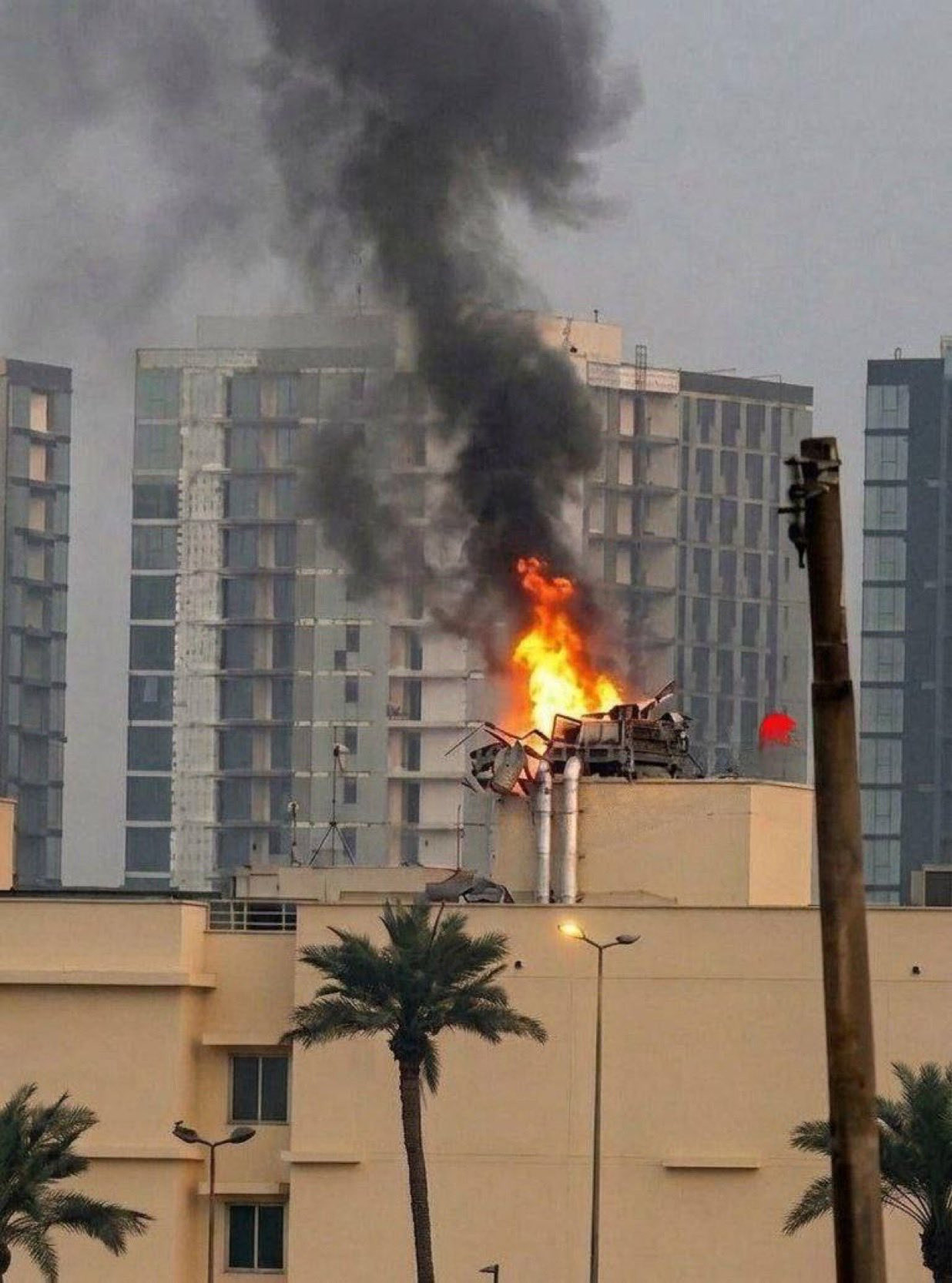 笑不活了，美军反无人机雷达系统被FPV无人机摧毁了！最新照片显示，昨天（3月14