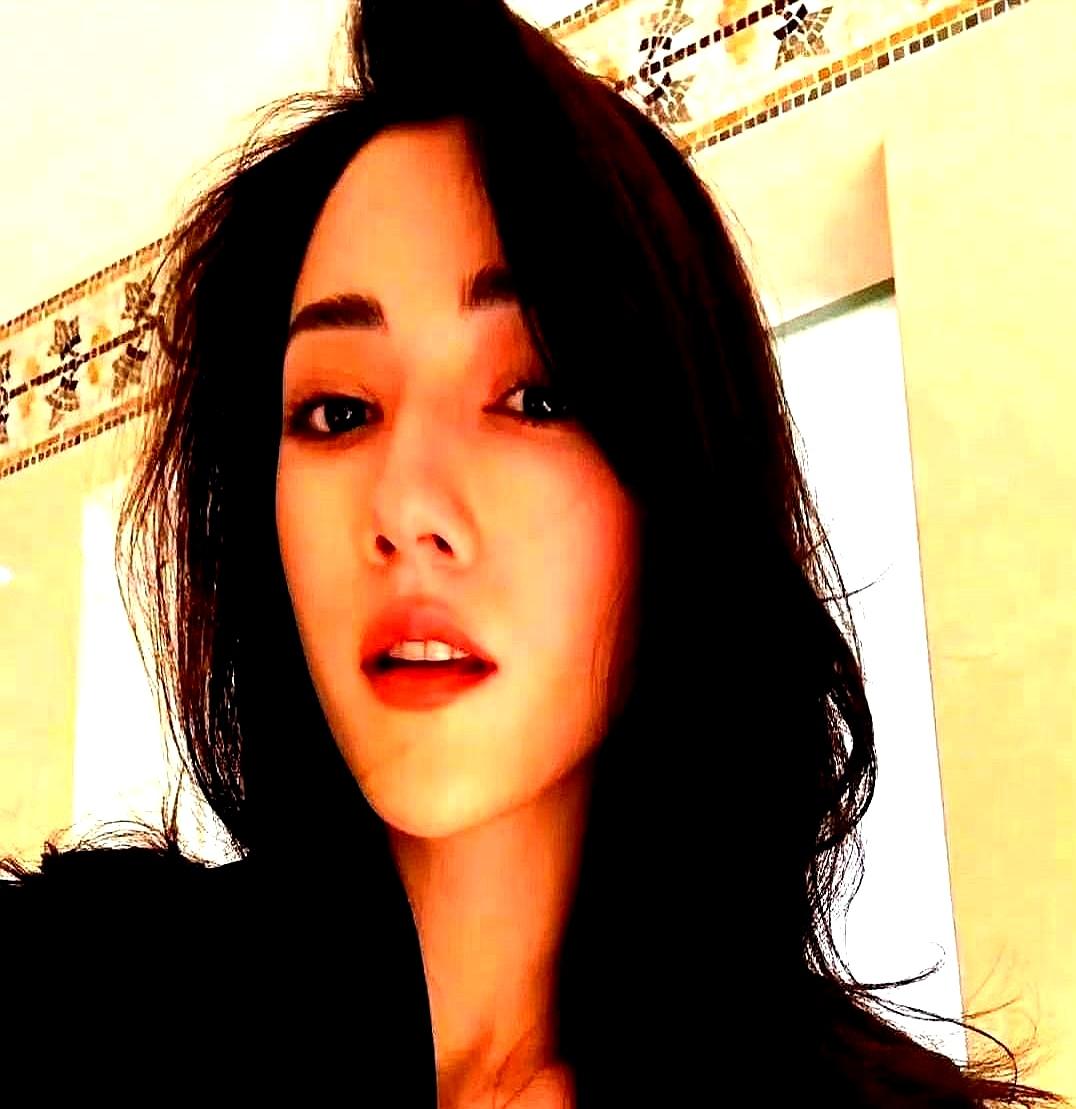 霍启山选谁，霍家早有答案。外头的人把演员娜然和奥运冠军陈若琳的名字摆出来