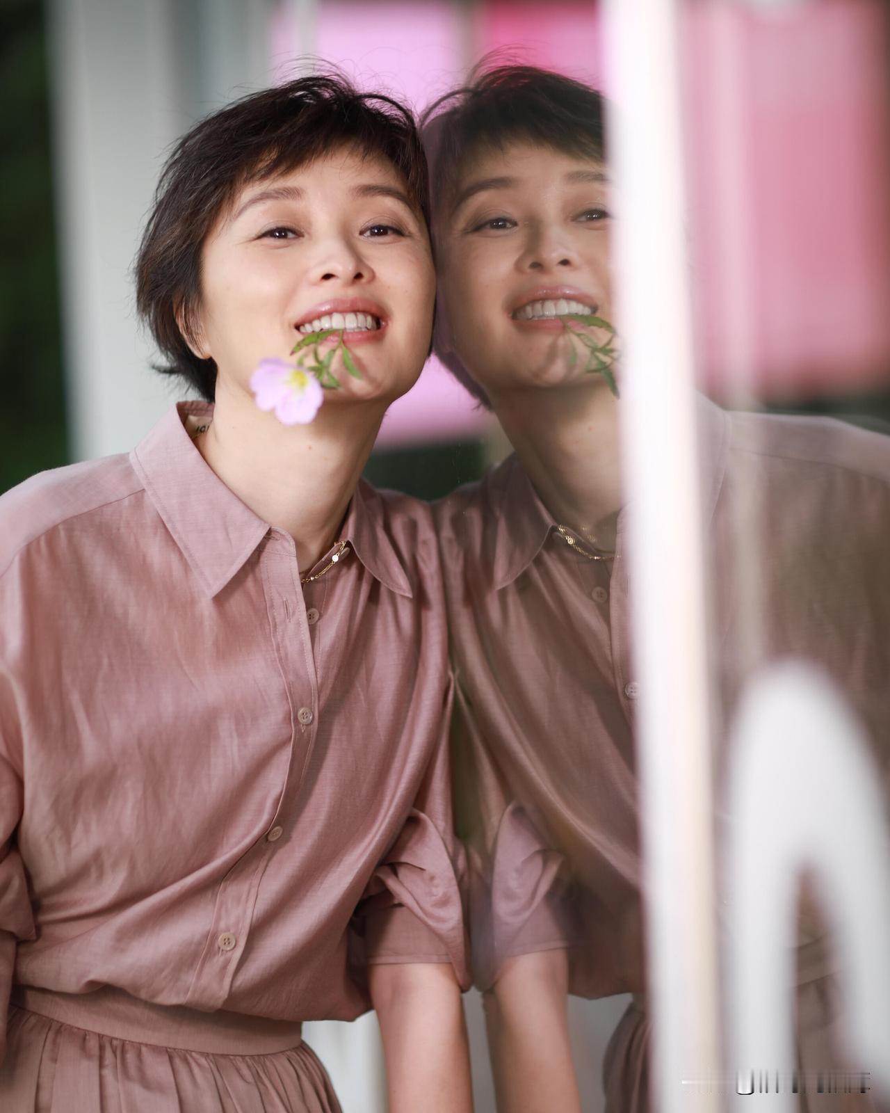 52岁吴越这状态？？浅粉长裙一穿，少女感藏不住了～～吴越状态也太好了吧！最近亮相