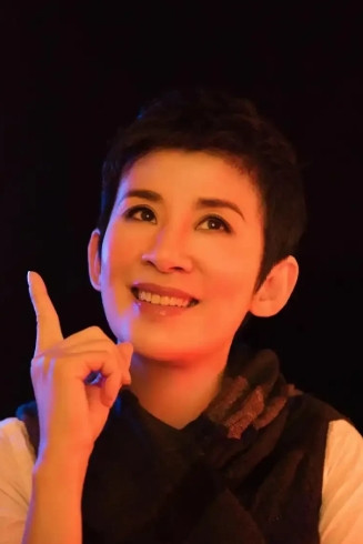 当年香港知名女星吴君如曾在一档访谈节目中被主持人问道：“我们都知道你和香港大部分