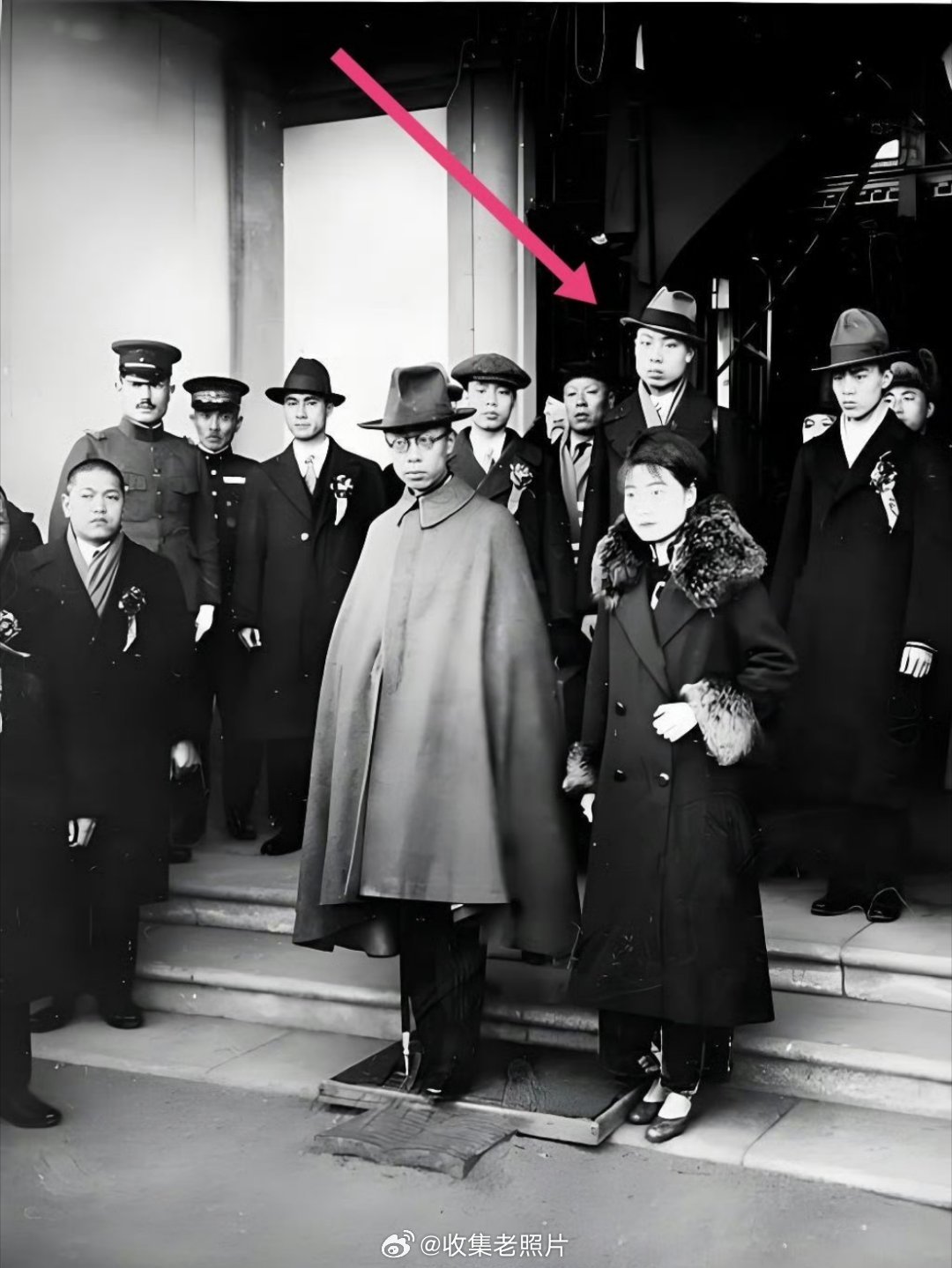 1935年，长春。婉容怀孕，溥仪龙颜大怒，经查通奸的是侍卫长李体玉。严刑拷打后，
