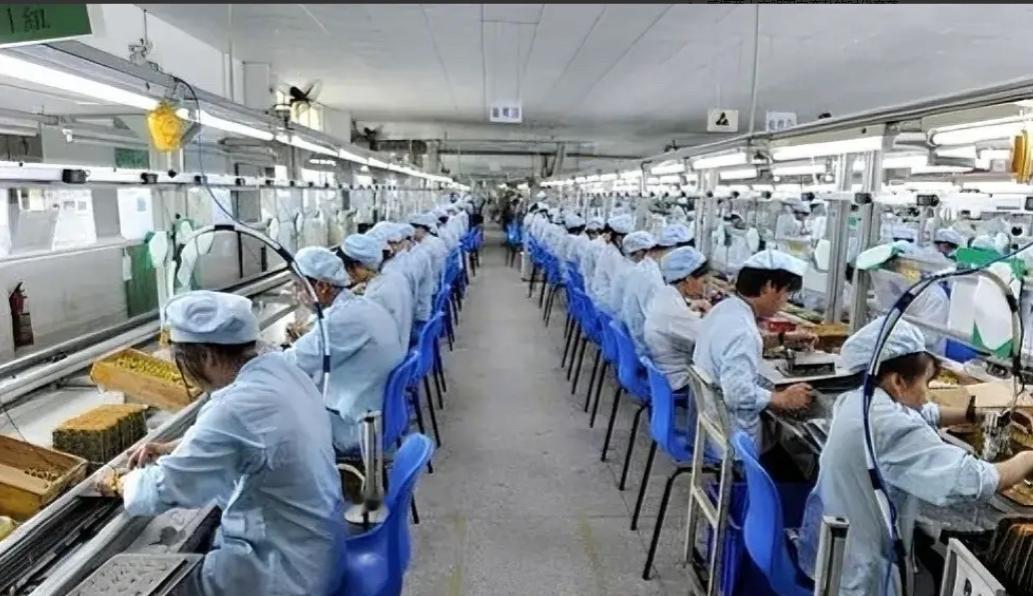 明明违法却遍地都是！工厂12小时两班倒，是生存还是压榨？但凡在工厂熬过人
