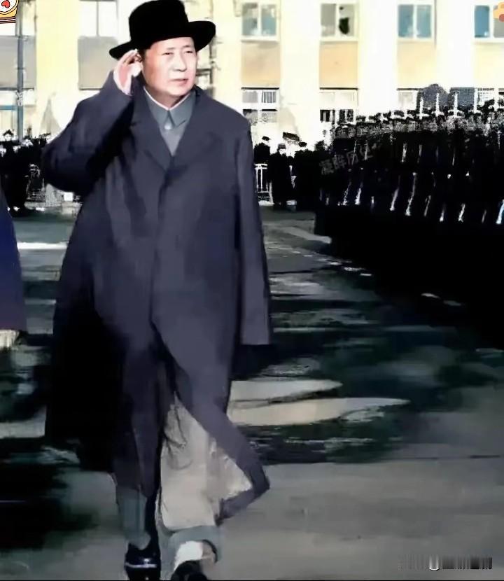 1957年，毛主席访问苏联，那场面至今让人热血沸腾！他检阅苏联仪仗队时，身着笔挺