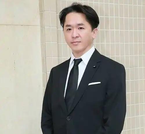 香港最“怂”的富二代，他守着15亿遗产躺吃了27年，利息滚到17亿。3个女友同住