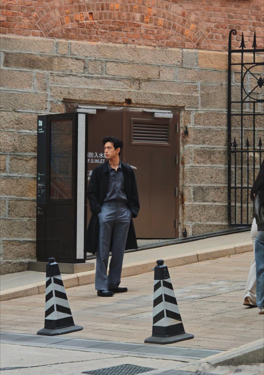 网友在香港街头偶遇李现，行走的时尚画卷