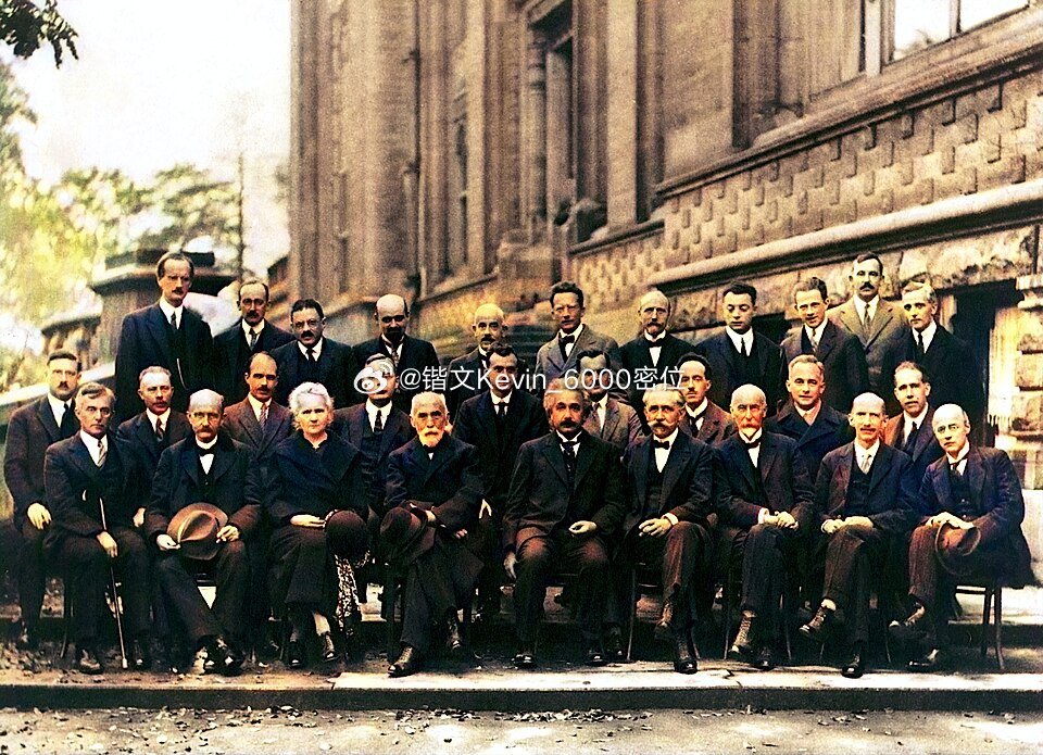 1927年的第五次索尔维会议，被誉为现代物理学的“黄金合影”。爱因斯坦、玻尔、普朗克、居里夫人、海森