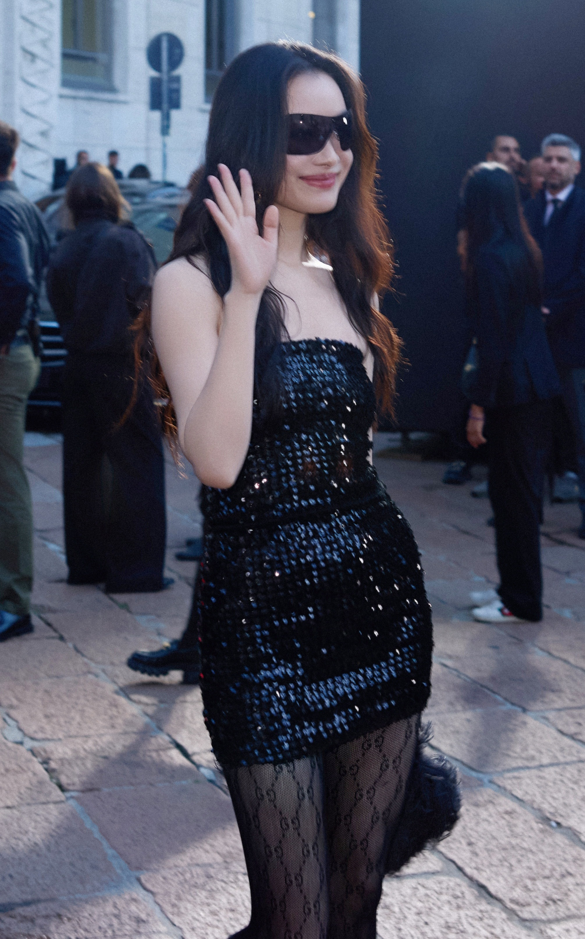 倪妮晒与李宇春辛芷蕾高叶合照倪妮倪妮黑亮片抹胸包臀短裙蛇纹黑丝大长腿黑色流