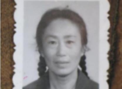 1969年，19岁的女知青黄丽萍隐瞒自己是开国将军黄思深女儿的身份，自愿前往北大