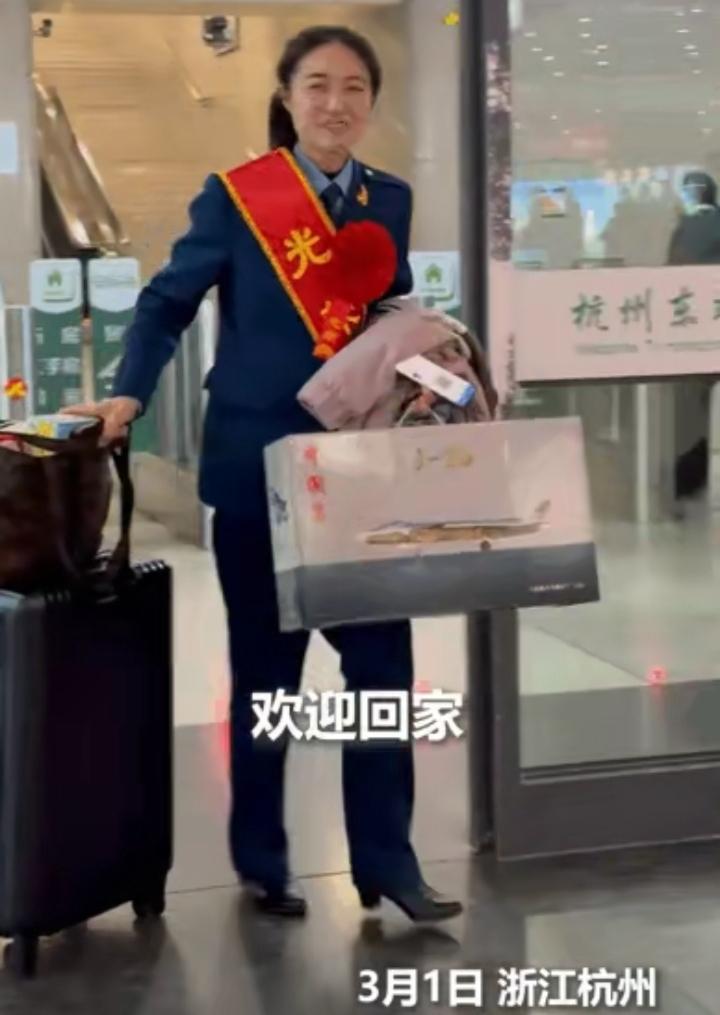 浙江杭州，这位00后退伍女兵也太幸福了吧！本来还以为只有爸妈来接，结果一走出机场