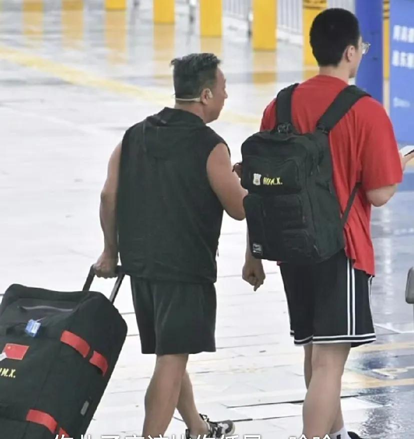 胡明轩爸爸接机也被球迷挑剔，他即将随全运队打热身赛，休息时间太少了广东队近期
