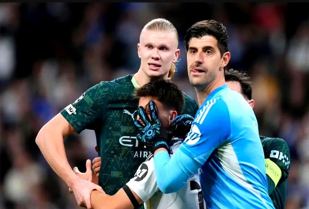 这张图的压迫感，简直快溢出屏幕了。前面是曼城前锋哈兰德，1米95。后面是