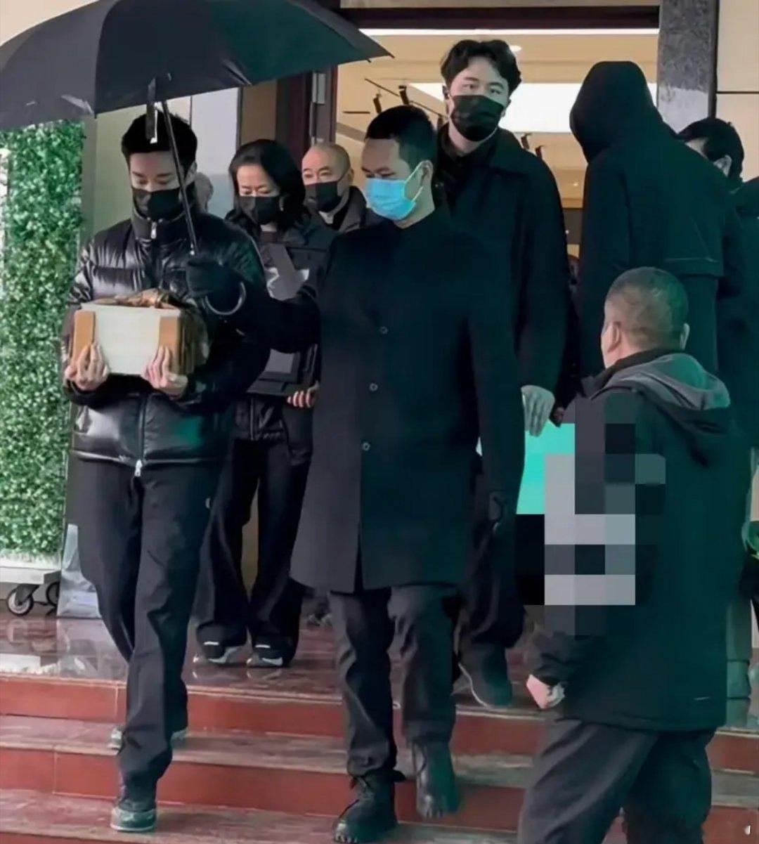 许亚军没去何晴葬礼，却在美国陪小儿子吃饭，有人说果然有后妈就有后爸，问题是人家都