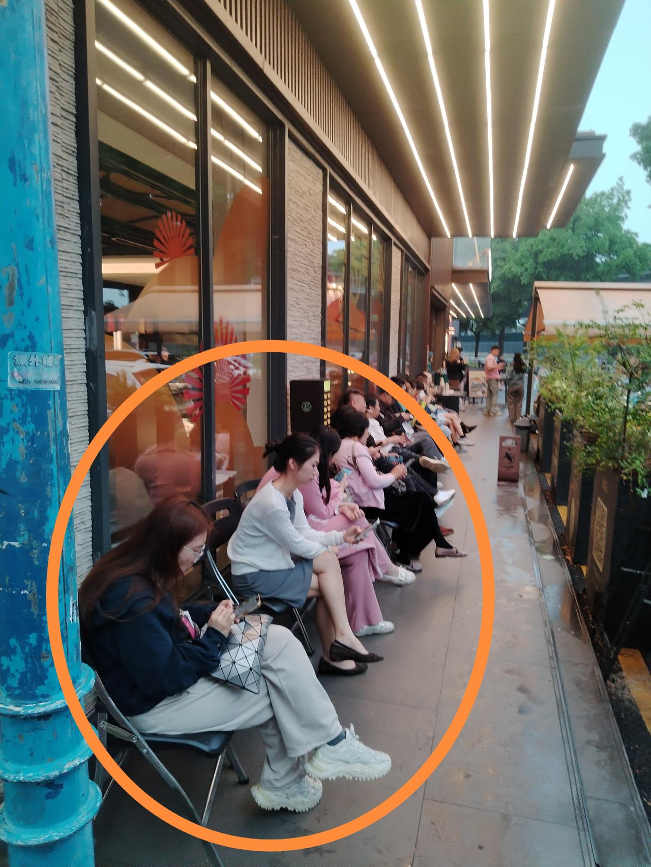 大家发现没？刚才经过松苑广府菜餐馆，司空见惯的景象又出现了：1.等待就餐的食