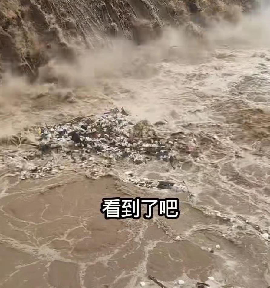 这不是壶口瀑布第一眼看到的时候，我以为是，其实这是今日的灞河，西安的灞河，来自