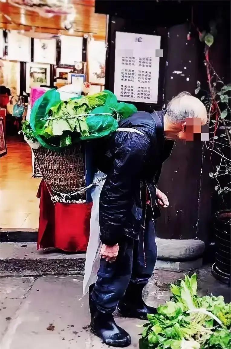 请人吃了碗牛肉，喝了二两酒，回头就跟人“讲价”，这事儿换谁心里都得嘀咕一下一