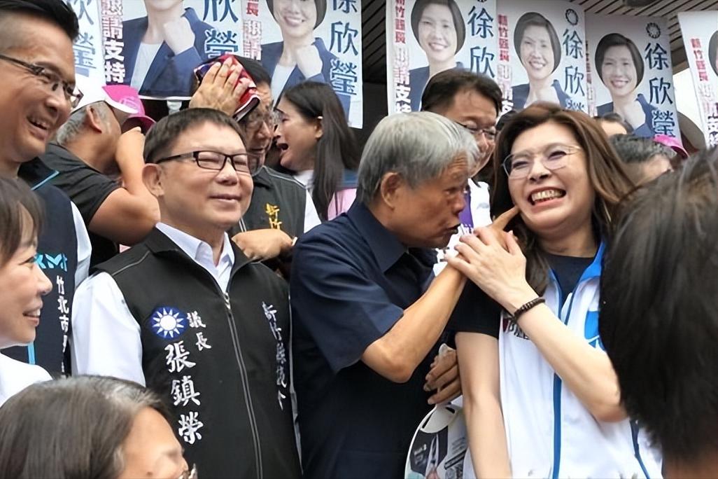 一巴掌没落下来，疼的却是整个国民党。一个党主席，在自己人的场子上，被一个退党十七