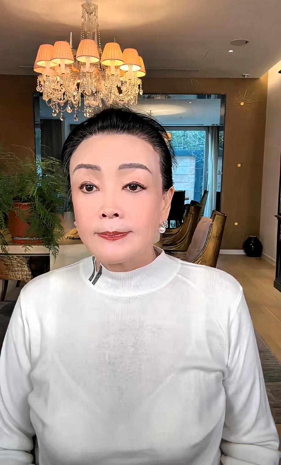 直播间里的“壕”婆婆：聚光灯下的孕期众生相张兰直播间，刷礼物了，八万八，这是什