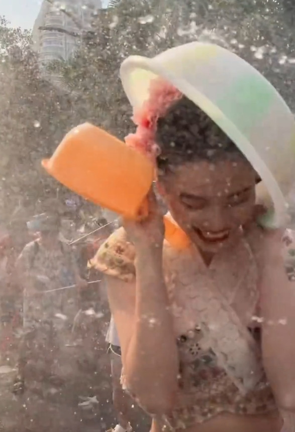 2026泼水节，氧化菊与陆仙人被高压水枪围堵喷射，彻底撕开节日乱象。本该温柔祈福