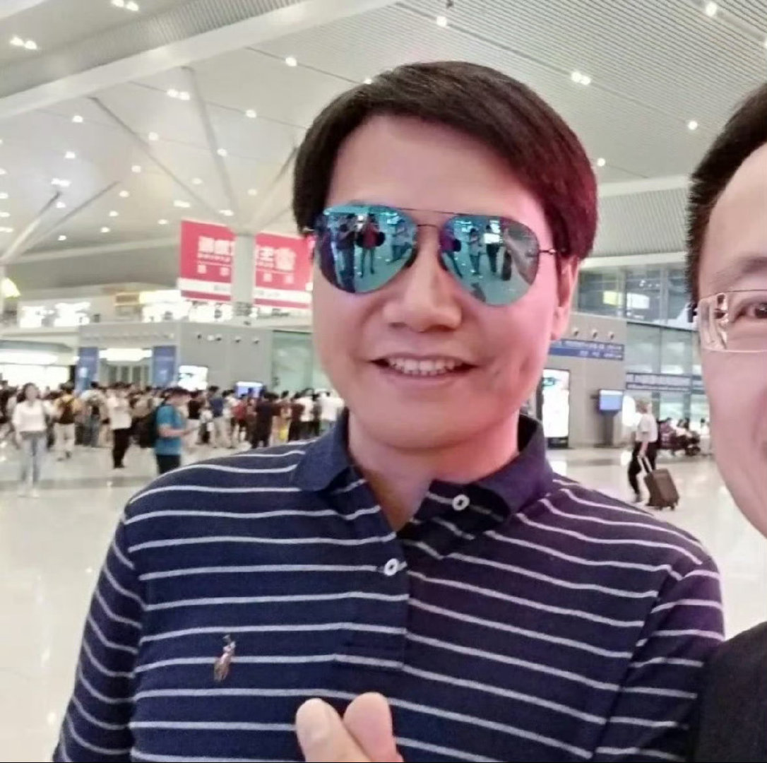 突然发现以前的雷军很爱穿拉夫劳伦。​