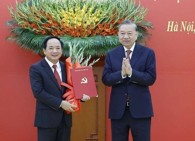 真郁闷！郑文决跟阮仲义对调了位置。郑文决成为越南宣教与民运部一把手，而阮仲义反而