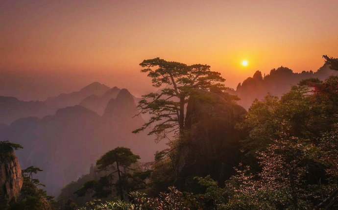 黄山的日出与日落，云海涌动绝美壮观。