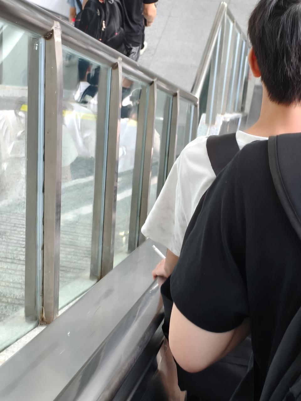 【带图】一出站就有股恶心的臭味，找了半天原来是这个cgg。盯了他半天，他注意到我后看了我一眼，我给他